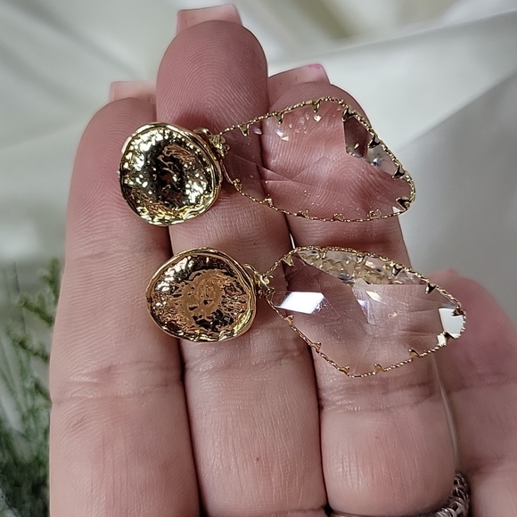 🔥LAST PAIR🔥 High Shimmer Faceted Crystal Style Drop Hammered Gold Earring - Picture 7 of 9